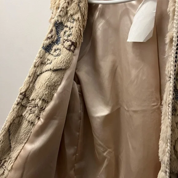 Cozy Beige Patterned Jacket - Picture 3 of 7